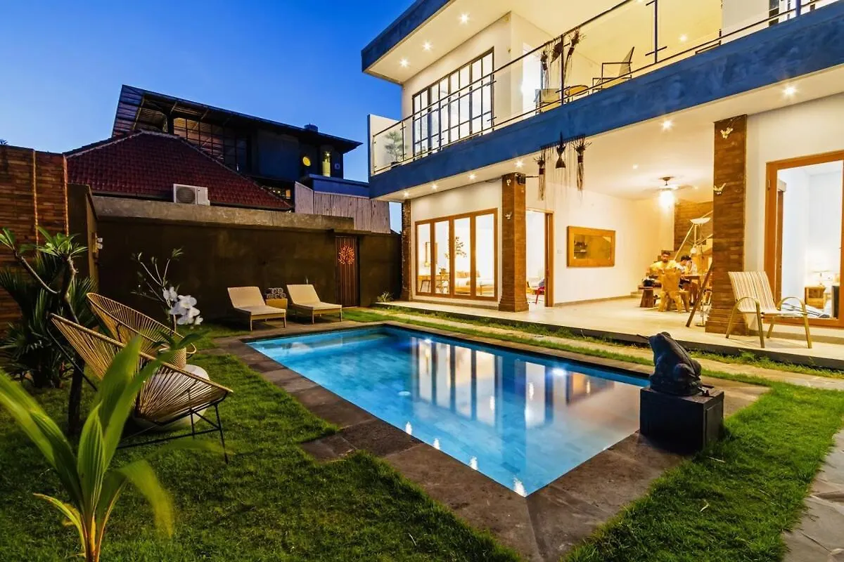 Huge & Good Location 6 Bedroom Villa In Seminyak 0*, Seminyak (Bali)