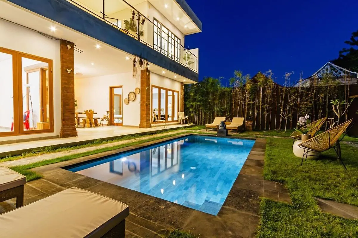 Huge & Good Location 6 Bedroom Villa In Seminyak 0*, Seminyak (Bali)